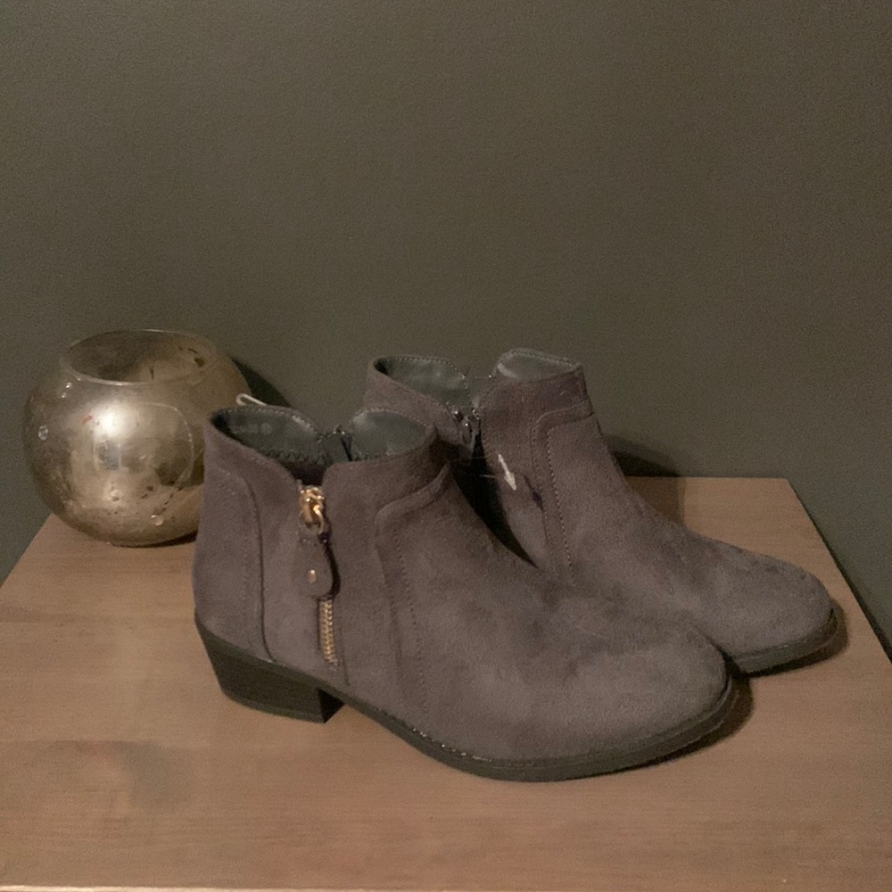 New Refresh gray shirt boots, Size 5.5. Never Worn